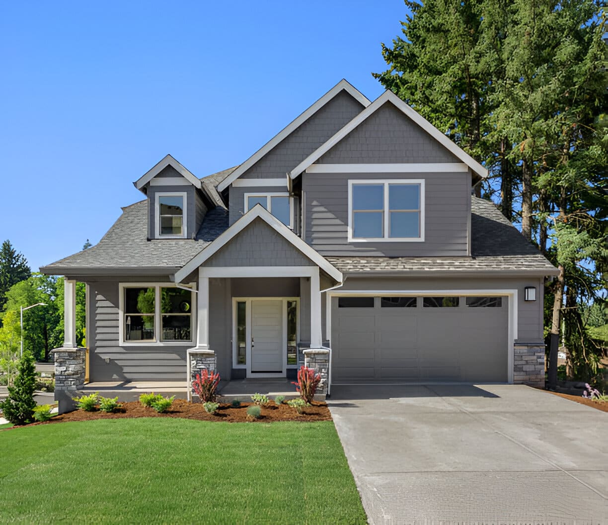 facade of home with manicured lawn