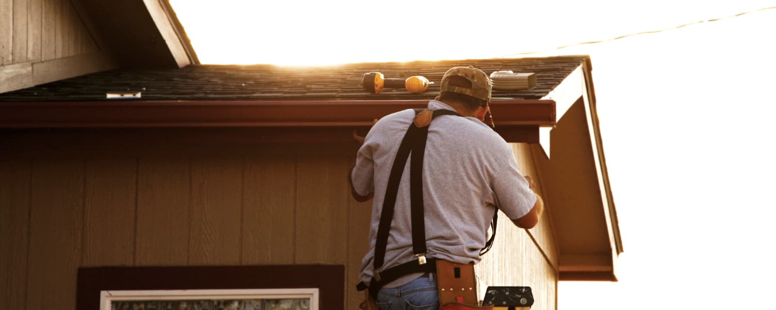 installing seamless gutter